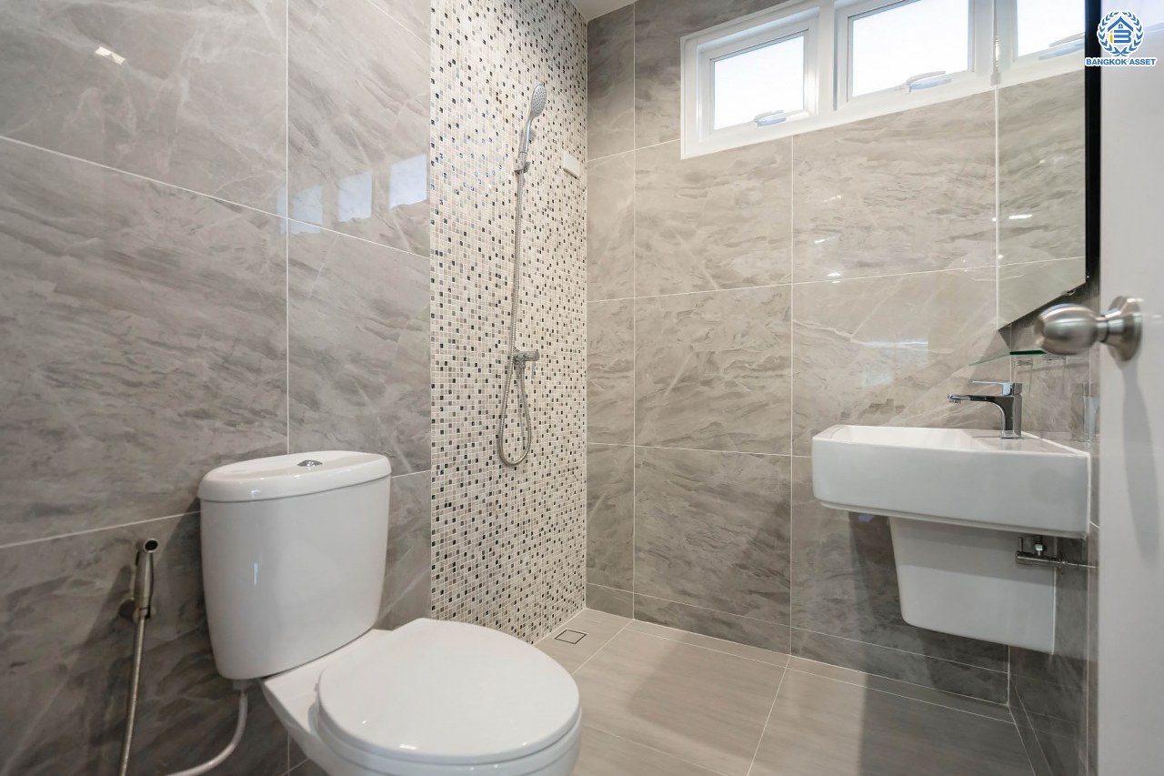 บ้านมือสองตกแต่งใหม่ โครงการ ธนานนท์ ราชพฤกษ์ เนื้อที่ 60 ตร.ว. ฟังก์ชัน 3 ห้องนอน 3 ห้องน้ำ จอดรถได้ 2 คัน พร้อมห้องอเนกประสงค์ 1 ห้อง สามารถปรับเปลี่ยนเป็นห้องทำงาน หรือห้องนอนได้ตามความต้องการ Facilities ตอบโจทย์ทุกกิจกรรม! บนทำเลติดถนนราชพฤกษ์ ใกล้วงเวียนพระราม5 เซ็นทรัลเวสต์เกต และรถไฟฟ้า "สถานีบางรักน้อยท่าอิฐ"